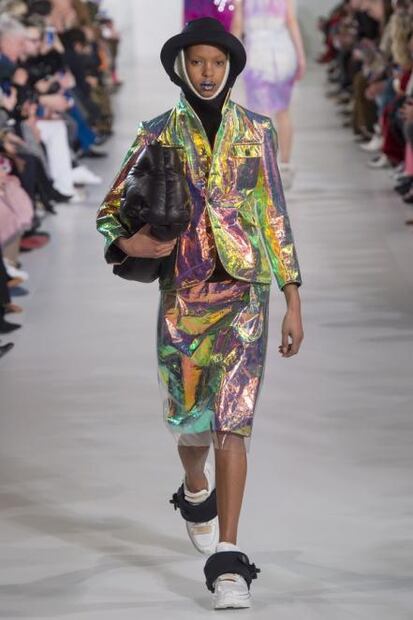 Tendencia holográfica, la obsesión de este otoño que arrasa en las pasarelas