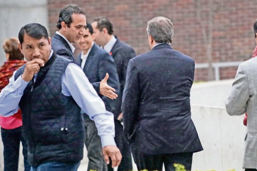 El precandidato del PRI, PVEM y NA, José Antonio Meade Kuribreña (de espalda), es resguardado por un equipo de seguridad conformado por integrantes del Estado Mayor Presidencial (ARCHIVO EL UNIVERSAL)