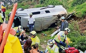 ¡Rodada! Vuelca una combi en la autopista México-Puebla, se reportan varios heridos