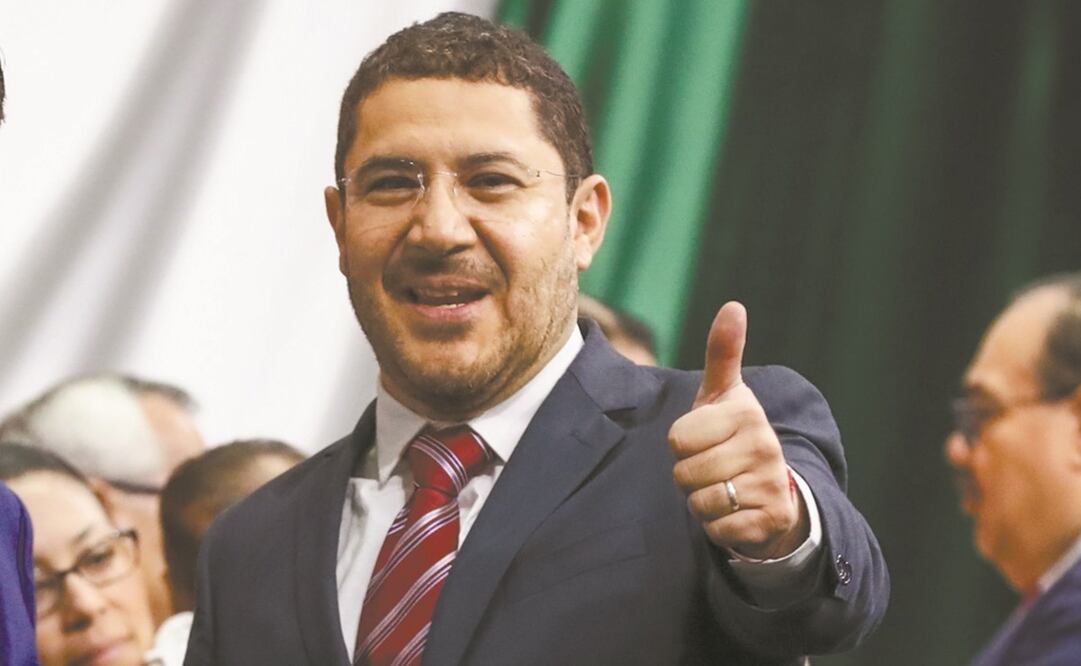 Martí Batres celebra el avance en comisiones del Congreso de la Ciudad de México de su iniciativa sobre poner un tope en las rentas de vivienda. Foto: EL UNIVERSAL