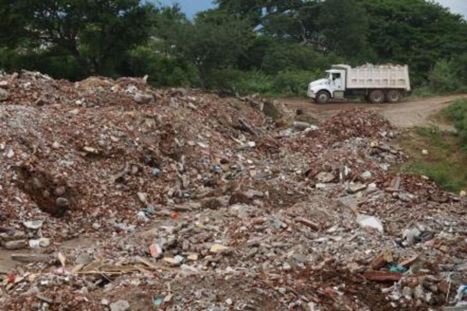 Tiran en río escombros de casas derribadas por sismo en Oaxaca, denuncian