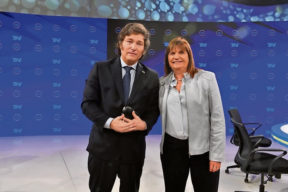 El candidato presidencial Javier Milei y la exaspirante Patricia Bullrich. Foto: EFE