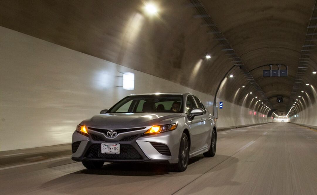 Confirmado: el Toyota Camry 2018 es tan osado como prometía. Ya conocimos al sedán más esperado del año.