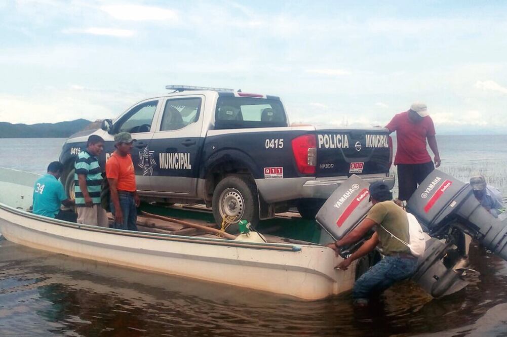 Debido al difícil acceso a la comunidad por tierra, pobladores transportaron una patrulla por el océano para brindar seguridad en días de escasez. (ESPECIAL)