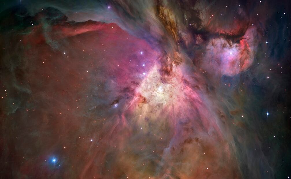 La Nebulosa de Orión es una caverna de gas y polvo tumultuoso donde miles de estrellas se están formando. La energía liberada por las estrellas jóvenes transforma su lugar de nacimiento, batiendo sus alrededores en formas fantásticas.