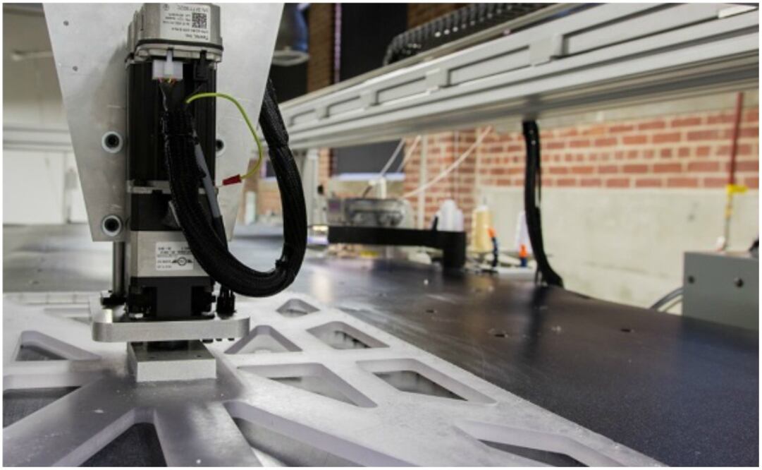 Sewbot utiliza cámaras y brazos robóticos que cosen y cortan la tela de una forma rápida y precisa