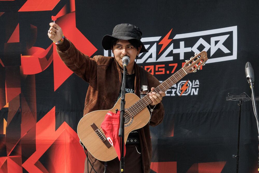 Macario Martínez se ha vuelto una sensación en internet por su música y su historia y ofreció su primer concierto gratuito en la Estela de Luz para celebrar este 14 de febrero. (Foto: Yaretzy Osnaya/ EL UNIVERSAL)