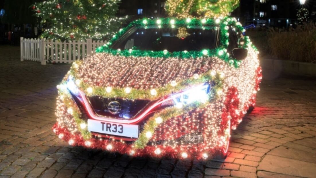 Este Nissan Leaf es un árbol de Navidad con ruedas