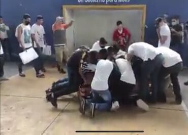 ¡Queremos Justicia! Despide multitud a Alexander, de blanco y con globos azules