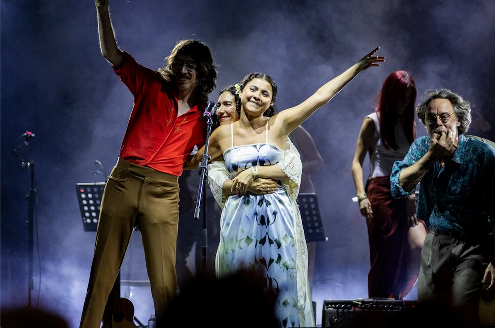 Uno de los momentos más emotivos de la noche fue cuando Silvana invita a Bedouine, a Rodrigo y Tim al escenario. Crédito: Hugo Salvador/ El Universal