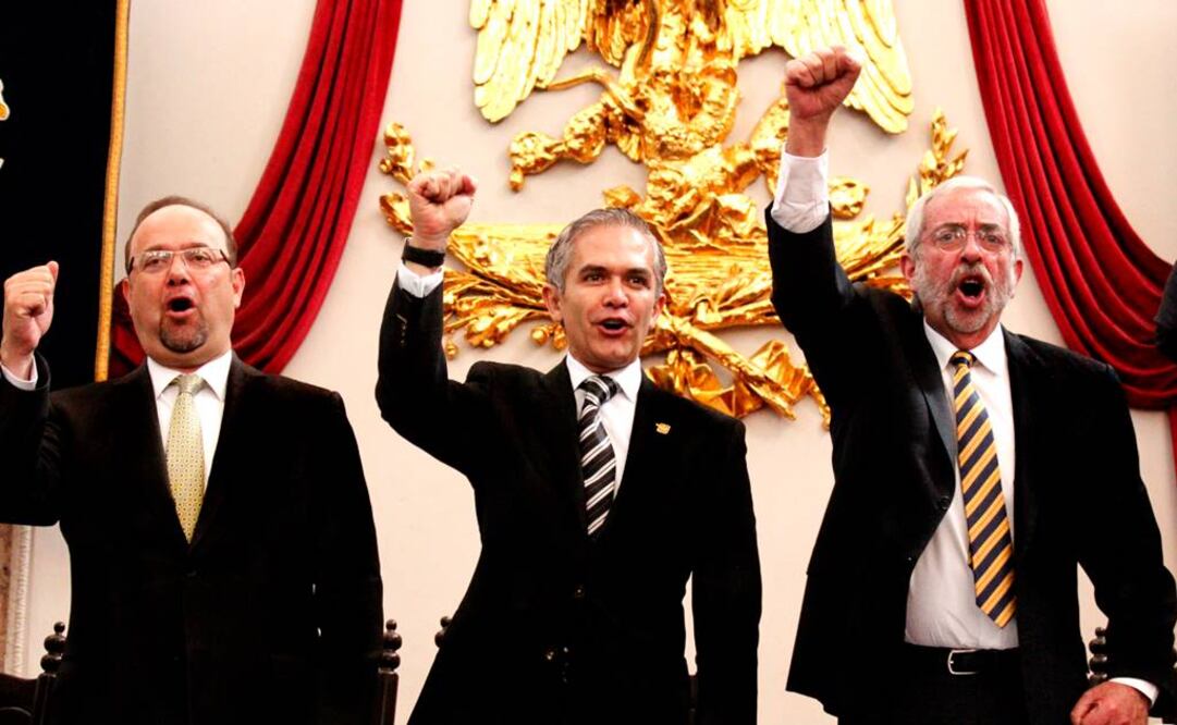 Con un Goya quedó inaugurada la 37 edición de la Feria Internacional del Libro del Palacio de Minería en puños del jefe de gobierno de la Ciudad de México, Miguel Ángel Mancera, y el rector de la UNAM, Enrique Graue Wiechers.