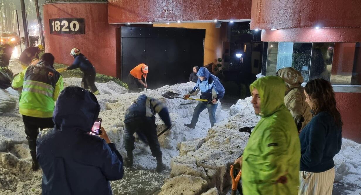 La mega granizada y lluvias torrenciales que cayeron la tarde de este viernes 30 de agosto en la Álvaro Obregón, dejaron toneladas de hielo en calles de la demarcación. (Foto: especial)