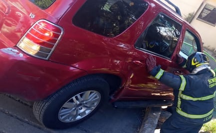 Camioneta queda sobre banqueta en San Bernabé; bomberos realizan maniobras para retirarla