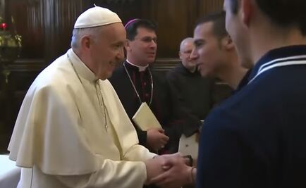 Papa Francisco "torea" a feligreses por evitar que le besen el "Anillo del Pescador"