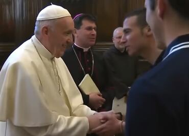 Papa Francisco "torea" a feligreses por evitar que le besen el "Anillo del Pescador"