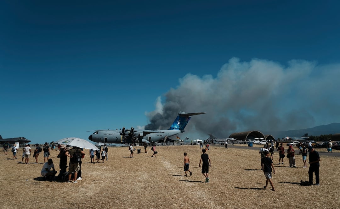 Accidente aéreo en Grecia. Un avión militar se estrelló durante una exhibición aérea en Atenas. Foto: AP