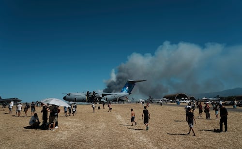 Avión militar se estrella durante exhibición aérea en Grecia; se desconocen las causas del accidente