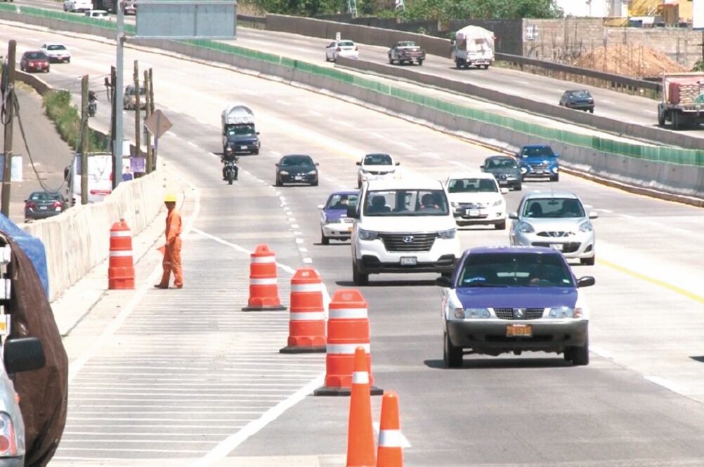 En el Paso Exprés el muro de contención registra desprendimiento en el kilómetro 84+300, donde personal de Capufe realizó una inspección sobre el área circundante, desde el kilómetro 82 hasta el 85. Foto: ESPECIAL