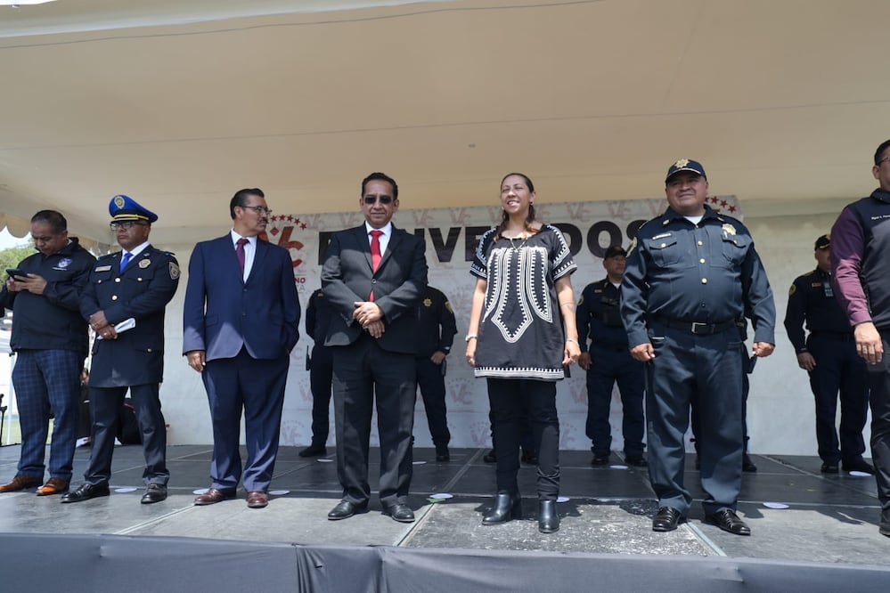 Evelyn Parra, alcaldesa de Venustiano Carranza entrega nuevas patrullas. (Foto: especial)