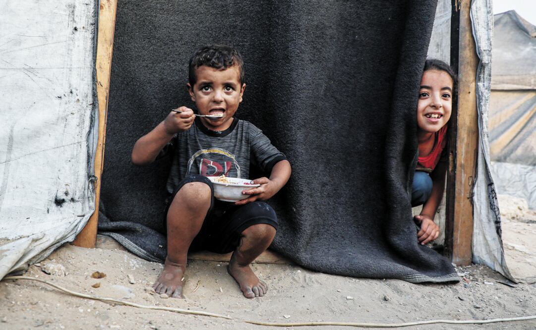 Niños palestinos desplazados vistos en un refugio, en el oeste de la Ciudad de Gaza. Foto: Rizek Abdeljawad / Xinhua
