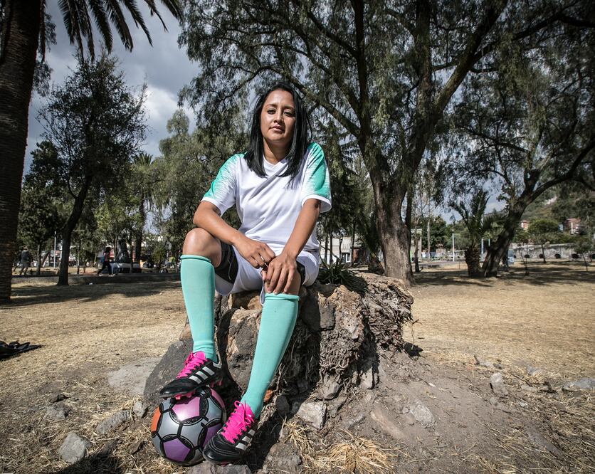 Mexicana apoya a mujeres para jugar fútbol, en Ecatepec