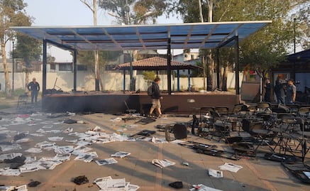 Irrumpen en mitin de Sheinbaum con cohetones, sillazos y huevazos