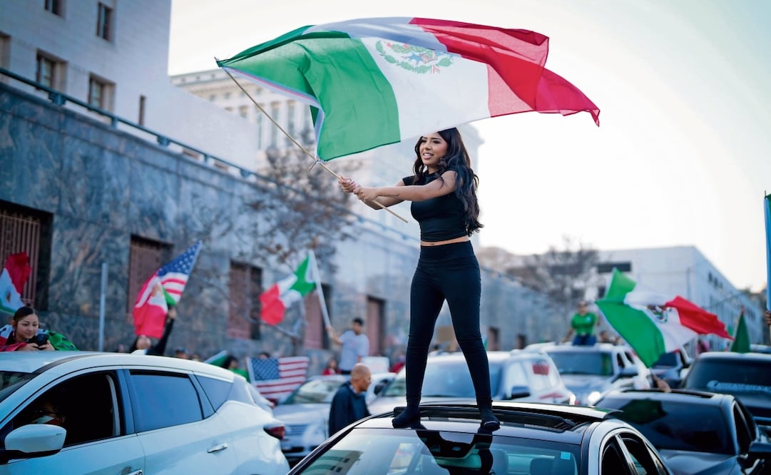 Una manifestante ondea una Bandera mexicana durante protestas en Los Ángeles para reclamar una reforma migratoria. Foto: Eric Thayer / AP