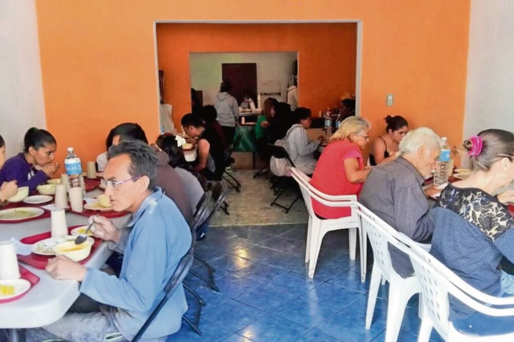 Entre 100 a 120 personas acuden a comer los platillos que preparan todos los días en el comedor de la colonia Benito Juárez. (FOTOS ESPECIALES)