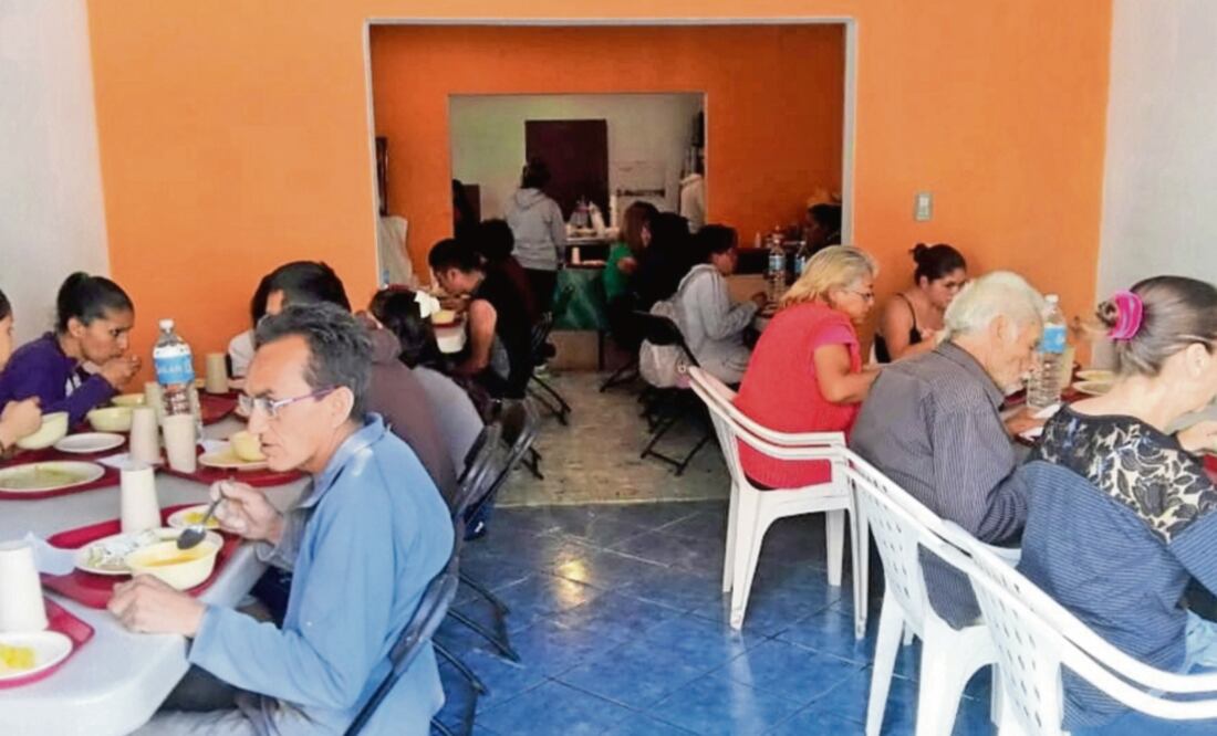 Entre 100 a 120 personas acuden a comer los platillos que preparan todos los días en el comedor de la colonia Benito Juárez. (FOTOS ESPECIALES)
