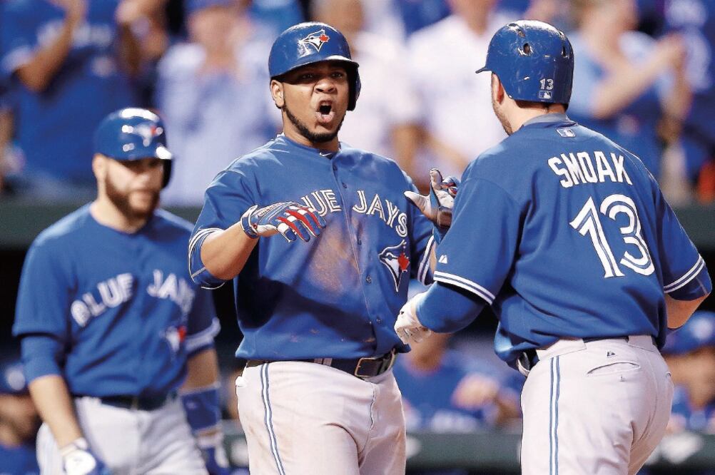 Edwin Encarnación celebra con Justin Smoak tras llegar a la registradora en el noveno episodio (PATRICK SEMANSKY. AP)