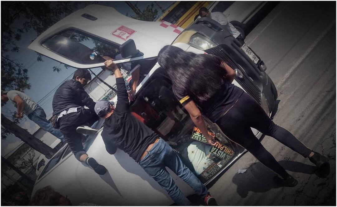 Vuelca combi de transporte público en Tlalnepantla. Foto: Especial