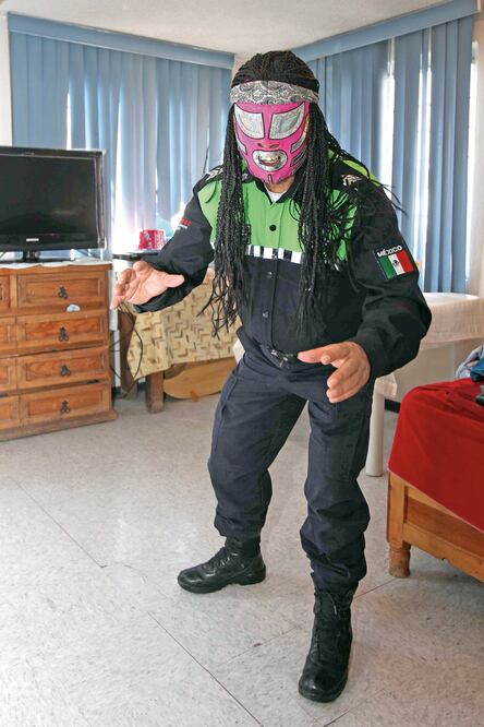 El comandante inició en la lucha libre a los 21 años. Ahora con el nombre del Gran Cuchillo combina su batalla contra el crimen y sus peleas en el ring (EMILIO FERNÁNDEZ. EL UNIVERSAL)