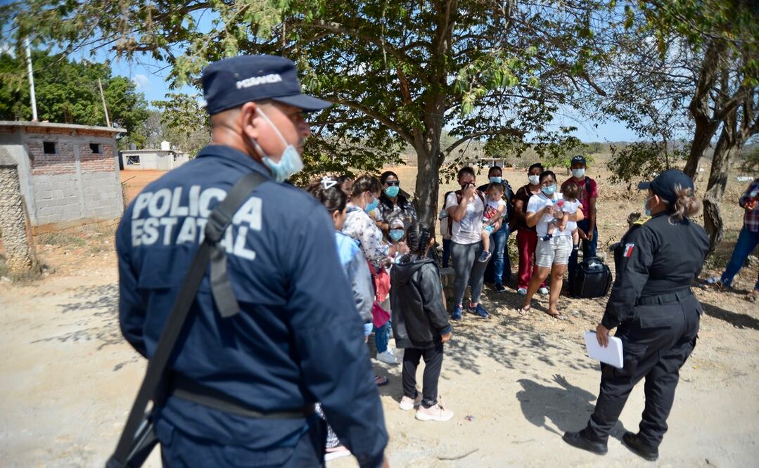 A las mujeres y a sus hijos se les permitió salir del albergue; después de hablar con una representante del DIF, regresaron al lugar. Fotos: JACOB GARCÍA. EL UNIVERSAL