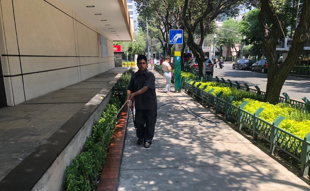 Felipe trabaja en una tienda departamental de la colonia Roma, en la Ciudad de México. Foto: Ariadna García / EL UNIVERSAL