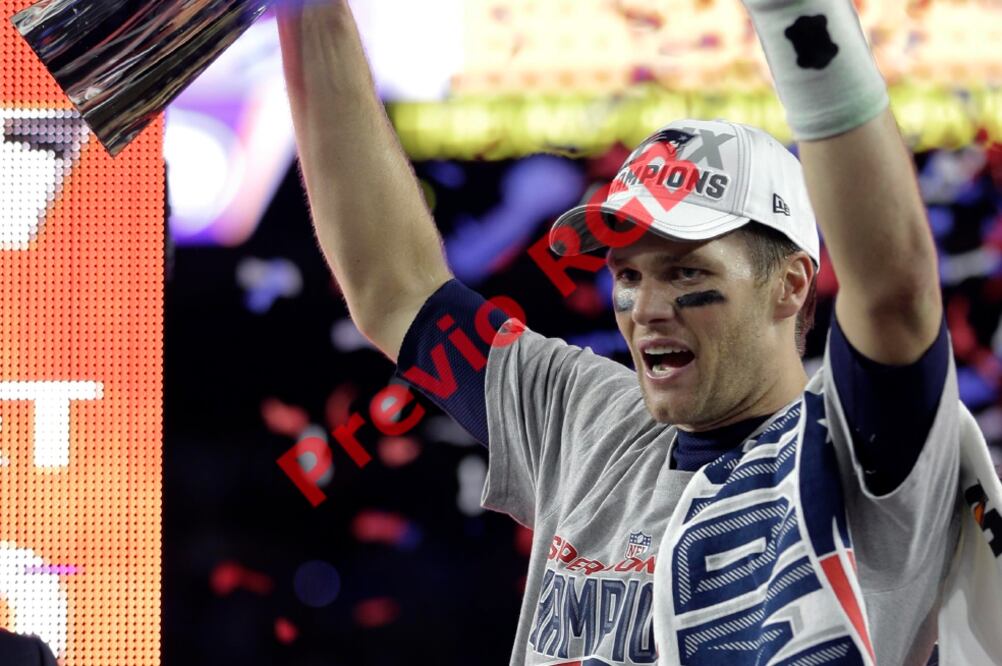 Tom Brady, con el trofeo Vince Lombardi, fue suspendido por la Liga hasta que un juez revocó la orden (MATT SLOCUM. AP)