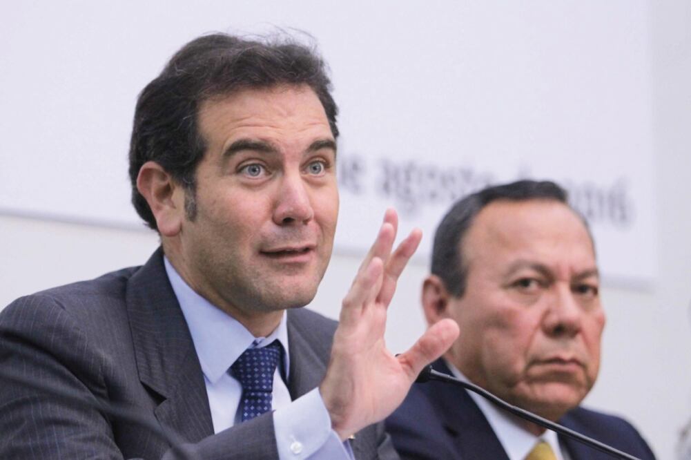 Lorenzo Córdova, consejero presidente del INE, y Jesús Zambrano Grijalva (PRD), líder de la Cámara de Diputados, durante la apertura de inicio de trabajos preparatorios para el Décimo Parlamento de las Niñas y los Niños de México (GERMÁN GARCÍA)