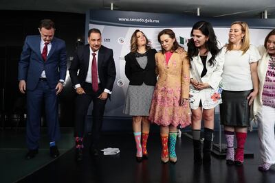 Senadores del PAN portan calcetines disparejos por el Día del Síndrome de Down