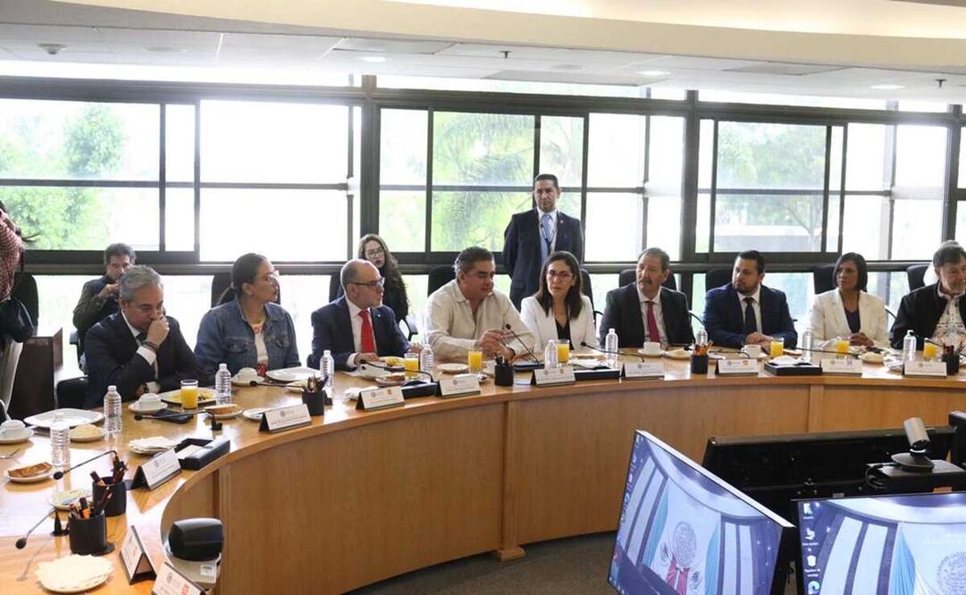 Los parlamentarios, con excepción de MC, se reunieron con 9 de los 11 consejeros del INE. Foto: Especial