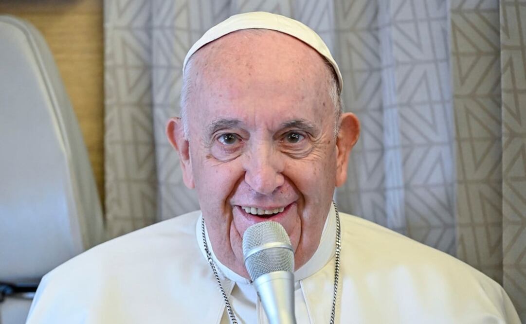 Papa Francisco responde a las preguntas de los periodistas durante una conferencia a bordo del avión papal en su vuelo de regreso a Roma. Foto: EFE