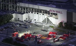 Servicios de emergencia afuera de la plaza Aeon Mall. (28/07/26) Foto: AP