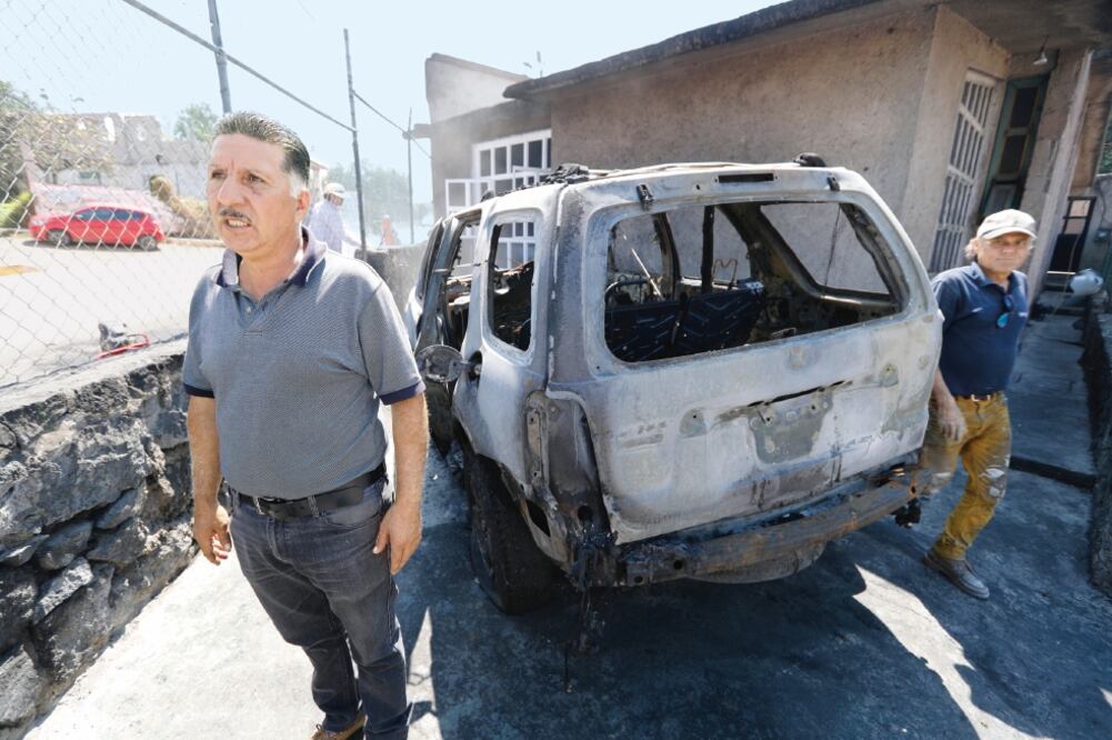 Encubrimiento. Camionetas con combustible robado eran custodiadas por policías locales, dicen pobladores (LUIS CORTÉS. EL UNIVERSAL)