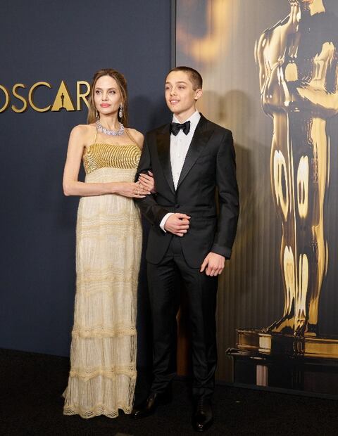 Angelina Jolie y Knox Leon Jolie-Pitt llegan a la 15.ª edición de los Premios de los Gobernadores en el Ray Dolby Ballroom de Los Ángeles. Foto: Jordan Strauss/Invision/AP.