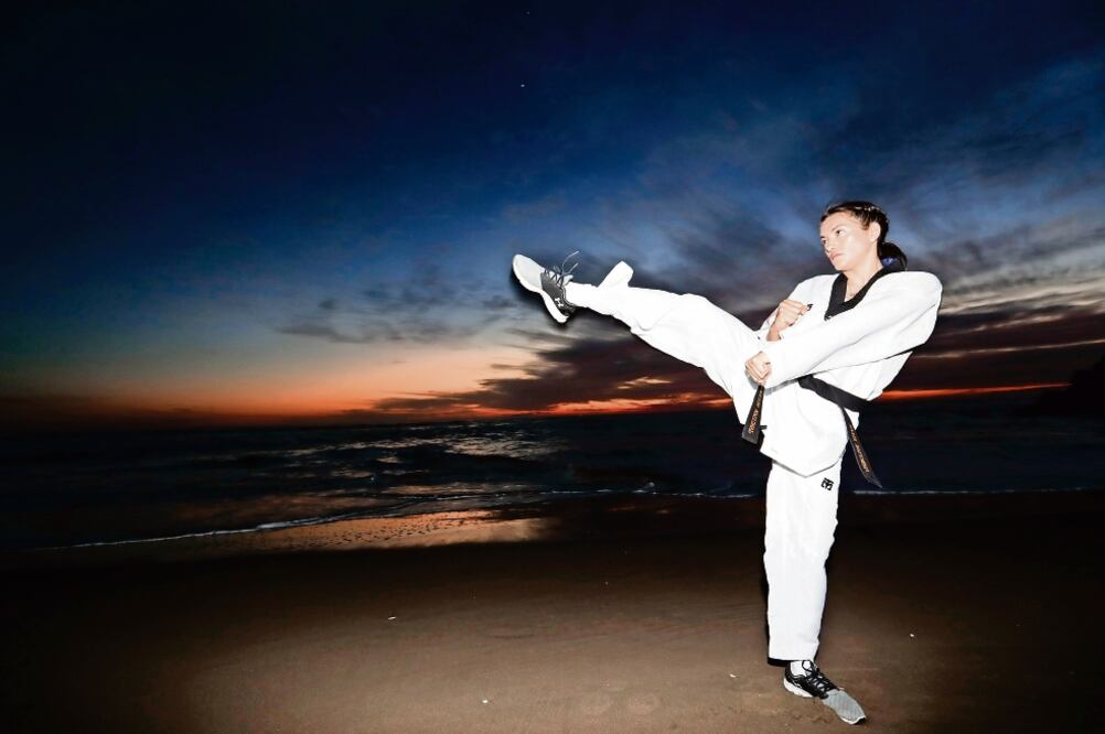 En la playa de Las Glorias, María presume agilidad (IVÁN STEPHENS. EL UNIVERSAL)