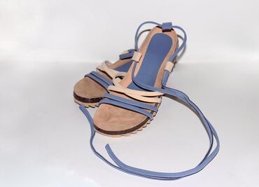 Joven yucateca crea calzado a base de PVC reciclado y sargazo