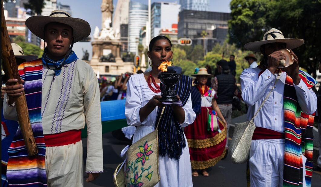 La megacalenda de pueblos indígenas se desplazó del Ángel de la Independencia sobre avenida Paseo de la Reforma al Zócalo de la Ciudad de México, el 9 de agosto de 2025. Foto Hugo Salvador/EL UNIVERSAL