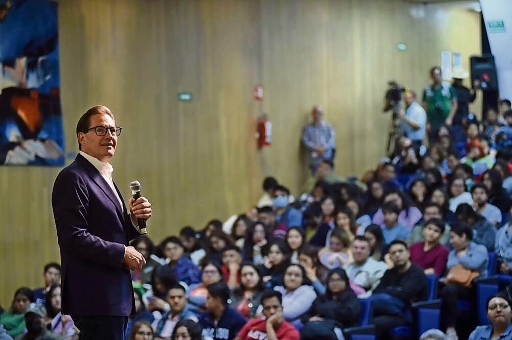 En su conferencia en la UNAM, Salomón Chertorivski expuso que en materia de educación, buscará alianzas con las universidades para desarrollar programas sencillos. Foto: Especial