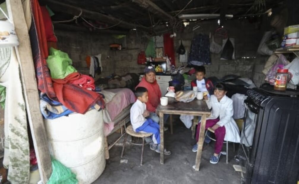 Vacunan a AMLO, inflación, deserción escolar y contaminación, entre las fotos de la semana