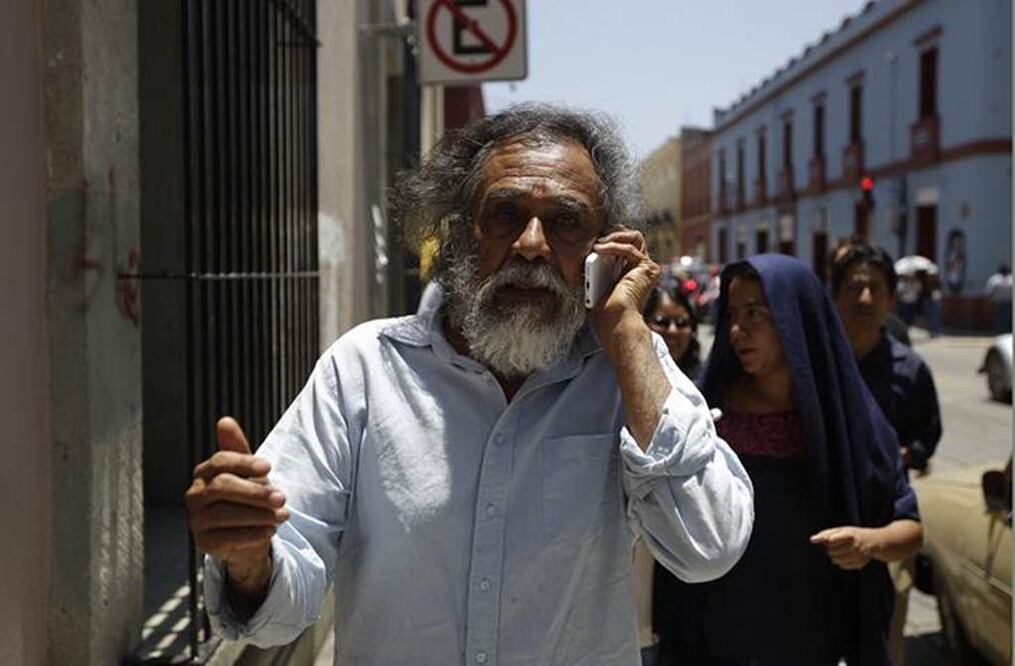 El pintor Francisco Toledo y otros tres civiles denunciaron que fueron golpeados por un grupo de encapuchados cuando se manifestaban en contra de la construcción del Centro de Convenciones en Oaxaca. Foto Alejandro Acosta