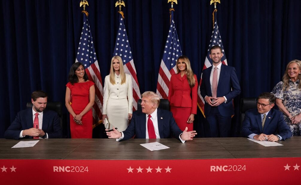 Trump firma el documento en el que acepta oficialmente la nominación como candidato presidencial republicano. Foto: AFP