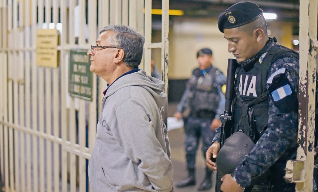 Policías escoltan a Rudy Villeda, ex jefe de la Superintendencia de Admnistración Tributaria (SAT) de Guatemala, tras ser arrestado (JOHAN ORDOÑEZ. AFP)